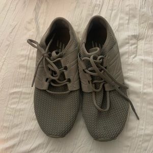 New balance tennis shoes